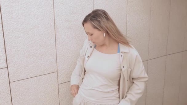 Una Joven Responde Una Videollamada Una Mujer Con Pelo Rubio — Vídeos de Stock