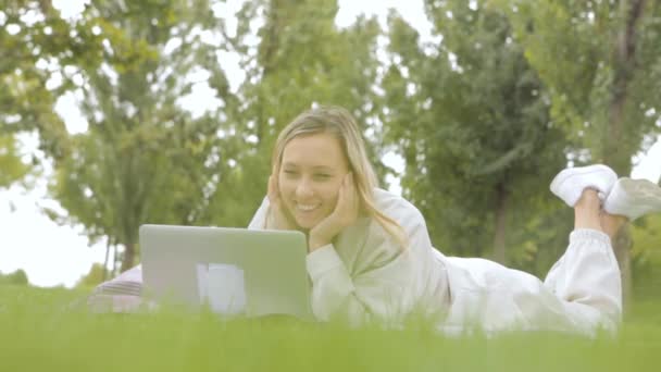 Kvinnan Ligger Ner Med Laptop Parken Leende Ung Student Kvinna — Stockvideo