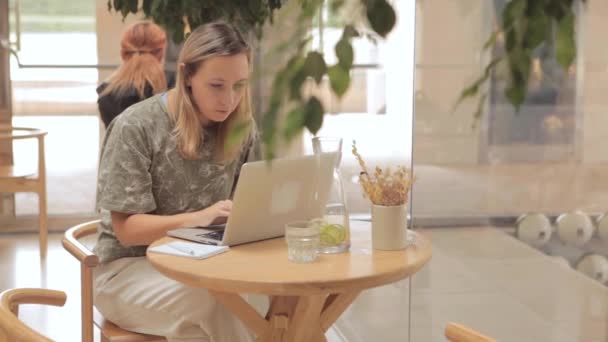 Portré Gyönyörű Fiatal Asztalnál Laptoppal Kávézóban Online Tanulás Gépelés Információkeresés — Stock videók