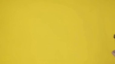 Renkli arka planda bardakları tutan eller. Çay ya da kahve. Siyah kapaklı kahverengi kağıt bardak..