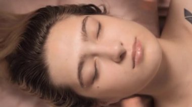 spa merkezinde masaj koltuğu alma kadın