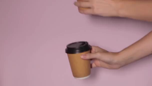 Mãos Segurando Copos Fundo Cor Chá Café Para Levar Copo — Vídeo de Stock