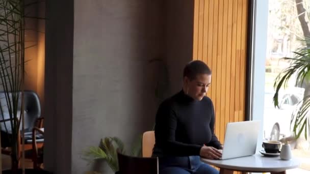 Concepto Educación Trabajo Remoto Una Joven Con Gafas Pelo Corto — Vídeo de stock