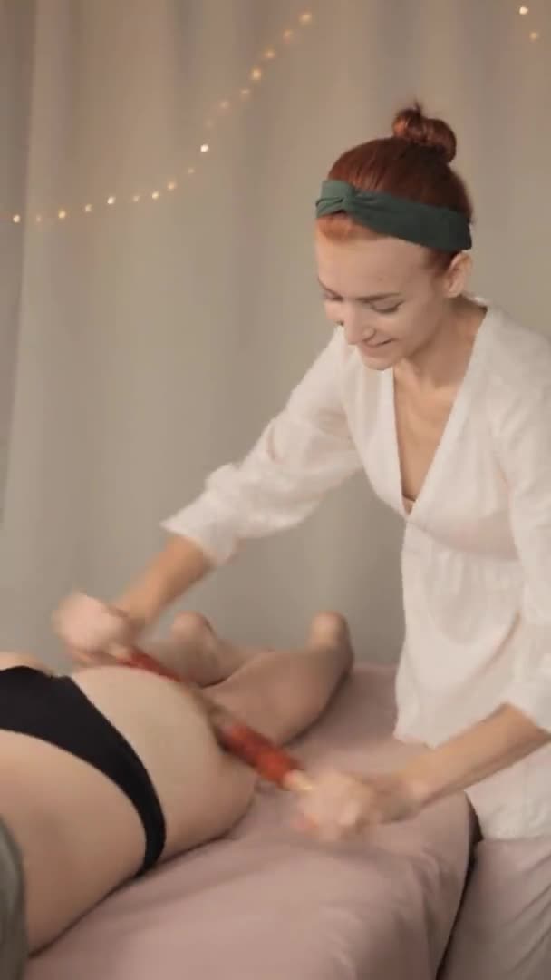 Kvinnlig Massör Gör Celluliter Massage Kvinnans Lår Maderoterapibehandling Spabehandlingar Hälsa — Stockvideo