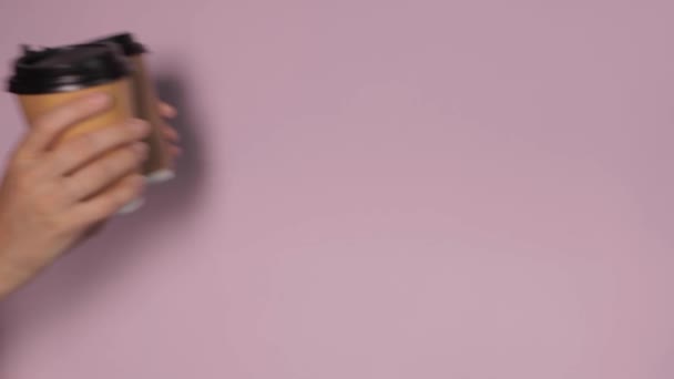 Руки Держа Чашки Цветном Фоне Чай Кофе Собой Бумажный Стаканчик — стоковое видео