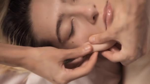 Mujer recibiendo masaje en la cabeza en el spa — Vídeo de stock