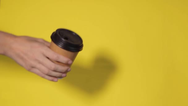 Mãos Segurando Copos Fundo Cor Chá Café Para Levar Copo — Vídeo de Stock