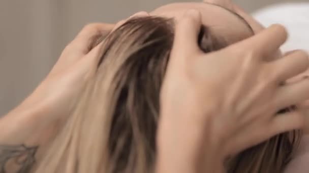 Жінка приймає масаж голови в спа — стокове відео