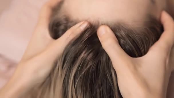Frau erhält Kopfmassage im Wellnessbereich — Stockvideo