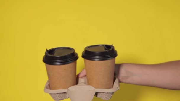 Ręce Trzymające Kubki Kolorowym Tle Herbata Lub Kawa Wynos Brązowy — Wideo stockowe