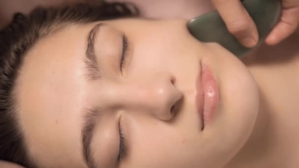 Mladá Krásná Žena Dostává Relaxační Tvář Gua Sha Masáž Wellness — Stock video