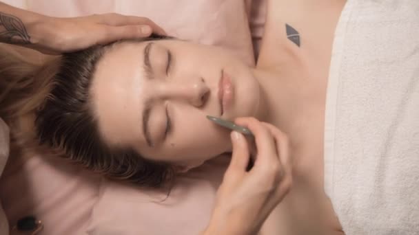 Молода Красива Жінка Отримує Розслаблене Обличчя Гуа Масаж Центрі Благополуччя — стокове відео