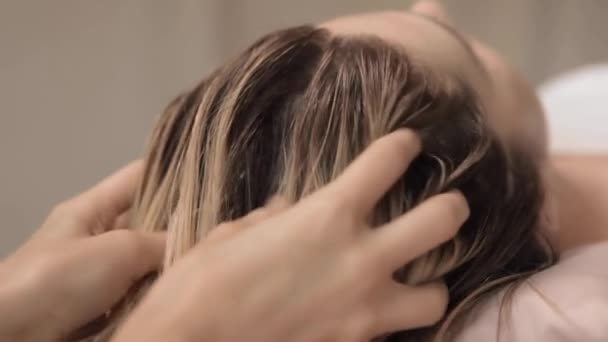 Žena přijímá masáž hlavy v lázních — Stock video