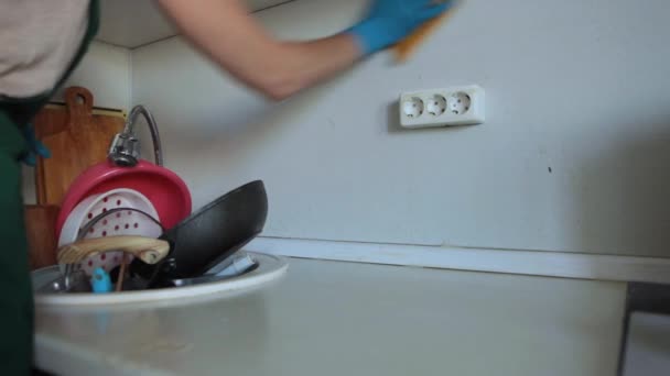 Kobieta sprzątająca kuchnię — Wideo stockowe