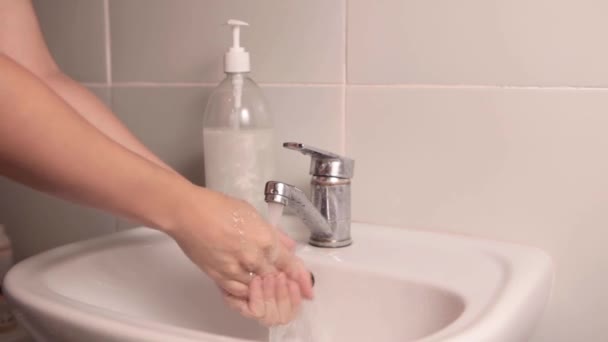 Žena si myje ruce v umyvadle. — Stock video