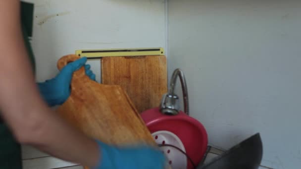 Platos sucios en un fregadero para lavar. — Vídeo de stock