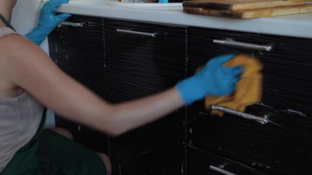 Una mujer limpiando la cocina — Vídeos de Stock