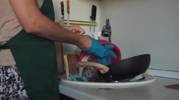 Dirty dishes in a sink for washing up. — Stock Video