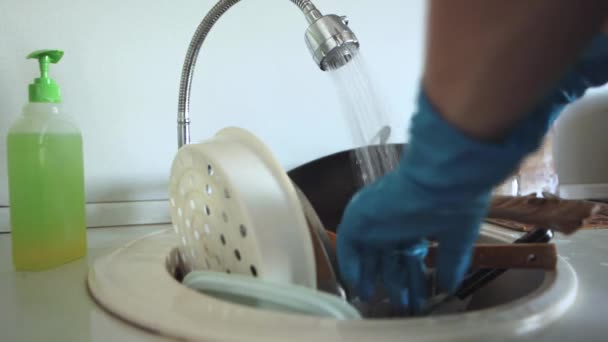 Platos sucios en un fregadero para lavar. — Vídeos de Stock