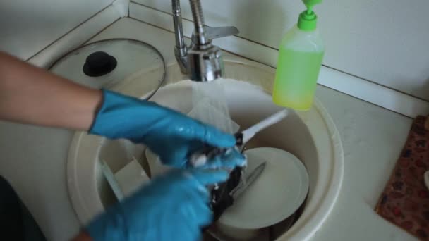 Βρώμικα πιάτα στο νεροχύτη για πλύσιμο. — Αρχείο Βίντεο