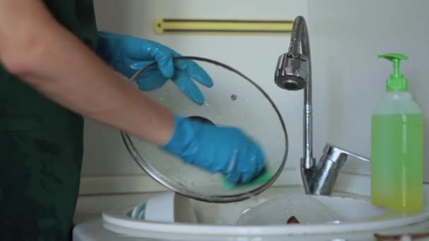 Smutsiga rätter i diskbänk för diskning. — Stockvideo