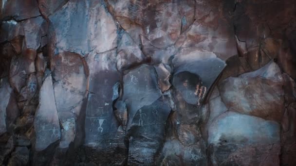 岩の上のOlowaluペトログリフ — ストック動画
