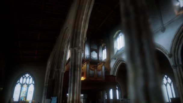 Iglesia St. Giles Without Cripplegate ubicada en Barbican Estate en Londres — Vídeo de stock