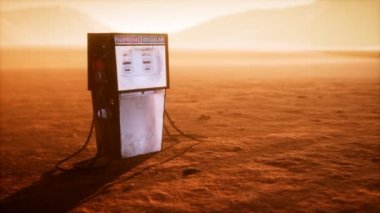 Çölde terk edilmiş paslı bir benzin pompası.