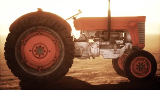Вінтажний ретро трактор на фермі в пустелі — стокове відео