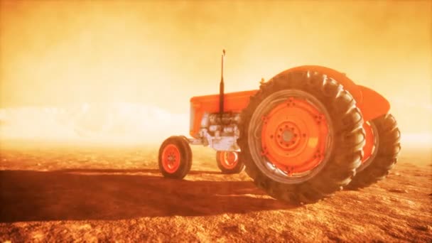 Trattore vintage retrò in una fattoria nel deserto — Video Stock