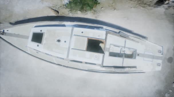 Barco abandonado varado en la playa — Vídeo de stock