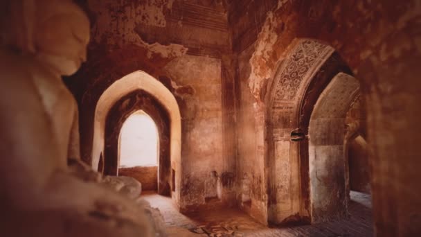 Standbeeld van zittende Boeddha in een eenvoudige tempel zonder titel in Bagan Myanmar — Stockvideo