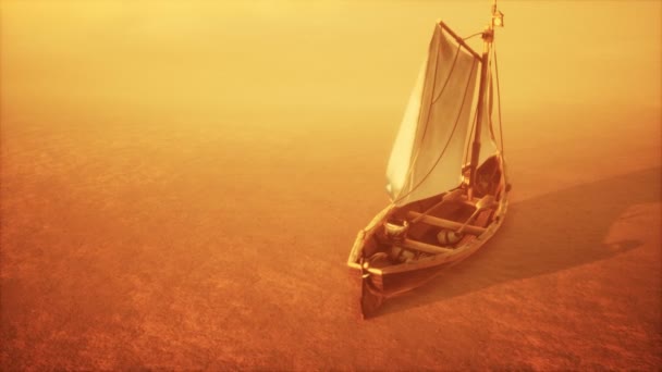 Рыбацкая лодка, брошенная в пустыне — стоковое видео
