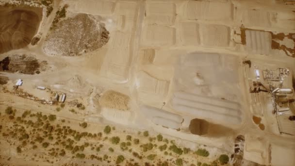 Vista aérea de la cantera minera a cielo abierto — Vídeos de Stock