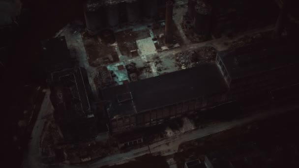 Abandonado tijolo e pavimentação lajes fábrica à noite — Vídeo de Stock