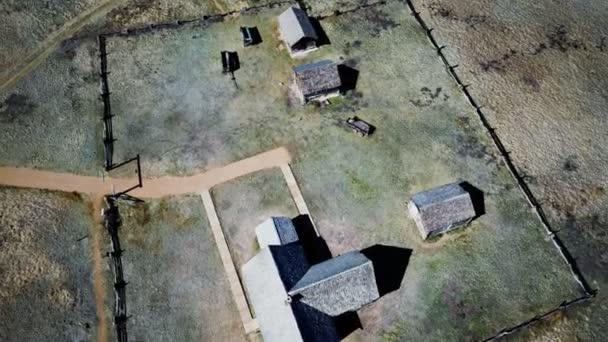 Vista aérea sobre a casa da fazenda — Vídeo de Stock