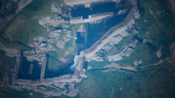 Vue aérienne par drone des ruines de l'ancien château — Video