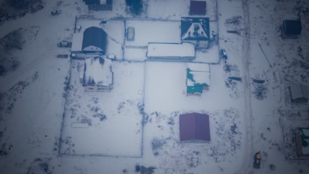 Friedliche Kleinstadt unter Neuschnee am frühen Morgen im Winter — Stockvideo