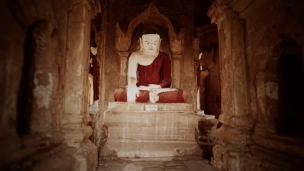 Interior de los antiguos templos en Bagan eim ya kyaung Myanmar — Vídeo de stock