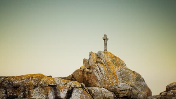 Kamienny krzyż na skale Beg Ar Groas — Wideo stockowe
