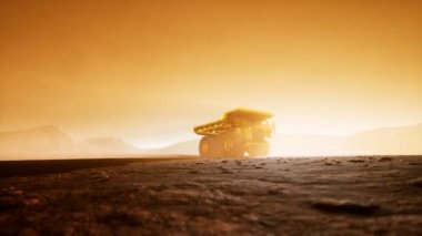 Kariyerinde büyük sarı maden kamyonu tozlandı.