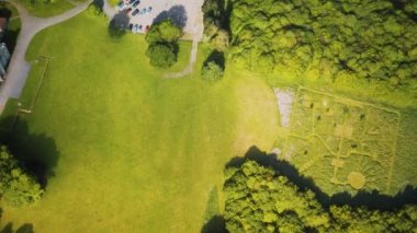 Çayırlarla ve ormanlarla çevrili kalenin havadan görünüşü