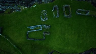 Faroe Adaları 'nın yeşil çimen tarlaları