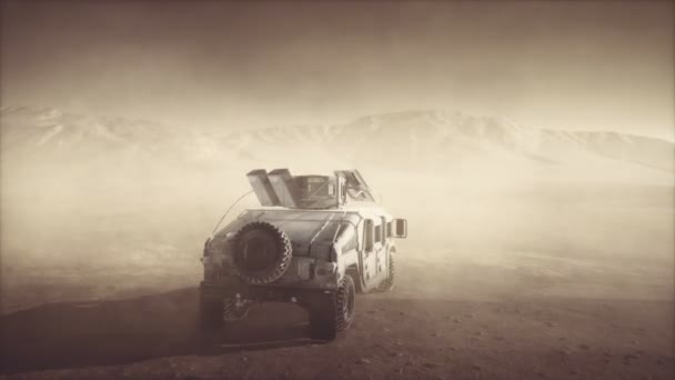 Coche patrulla militar al atardecer en tormenta del desierto — Vídeos de Stock