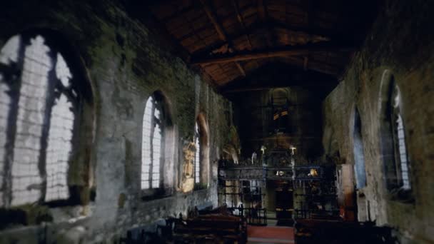 Innenraum von St. Bartholomäus in Wilmslow — Stockvideo