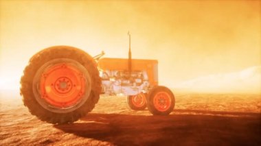 Çöldeki bir çiftlikte antika traktör.