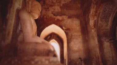 Buda heykeli Bagan Myanmar 'daki isimsiz basit bir tapınağın içinde.