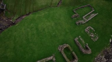 Faroe Adaları 'nın yeşil çimen tarlaları