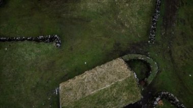 Faroe Adaları 'nda çim çatılı tarihi taş ev.