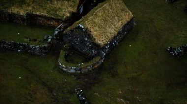 Faroe Adaları 'nda çim çatılı tarihi taş ev.